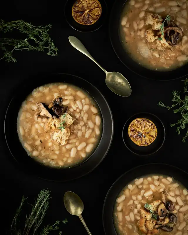 Sopa de verduras y frijoles deliciosa y nutritiva, con caldo aromático e ingredientes saludables.